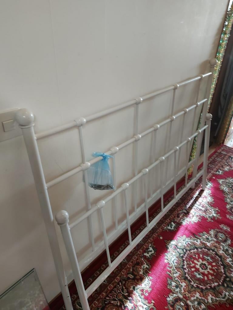 2 personen bed met 2 bijpassende nachtkastje en bodem, Ophalen