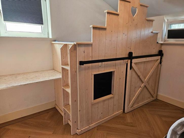 Kinderbed in huisvorm met schuifdeur, bureau en boekenkast, Kinderen en Baby's, Kinderkamer | Bedden, Gebruikt, 180 cm of meer