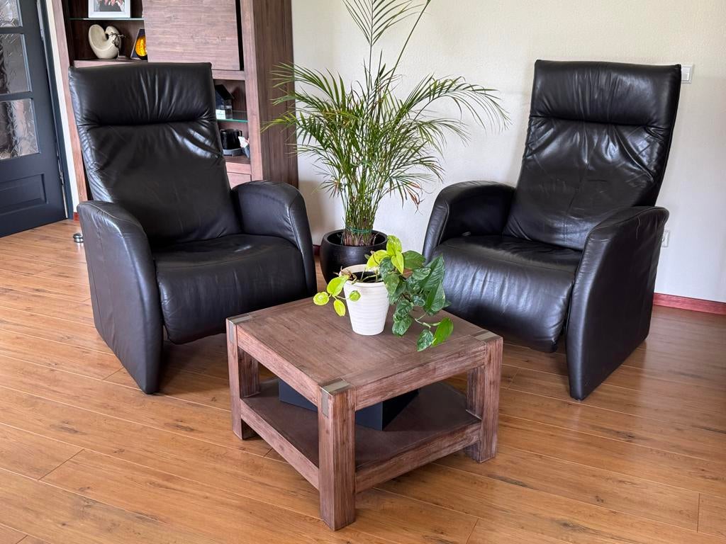 Twee comfortabele zwarte leren relaxfauteuils, Huis en Inrichting, Stoelen, Ophalen, Gebruikt, Twee, Zwart
