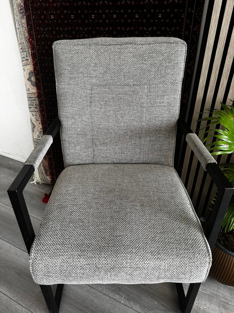 Moderne Grijze Fauteuil met Zwart Metalen Frame, Huis en Inrichting, Fauteuils, Ophalen, Minder dan 75 cm, Zo goed als nieuw, Stof