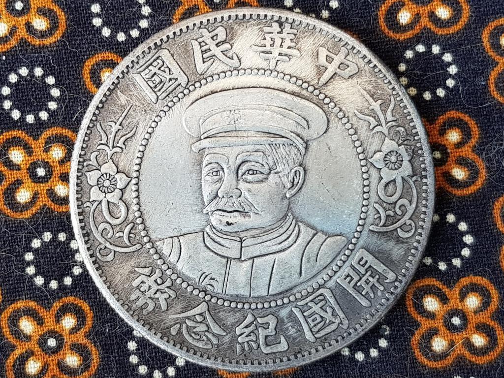 Mooie oude Chinese One Dollar munt met een portret 4,4 cm., Antiek en Kunst, Ophalen of Verzenden