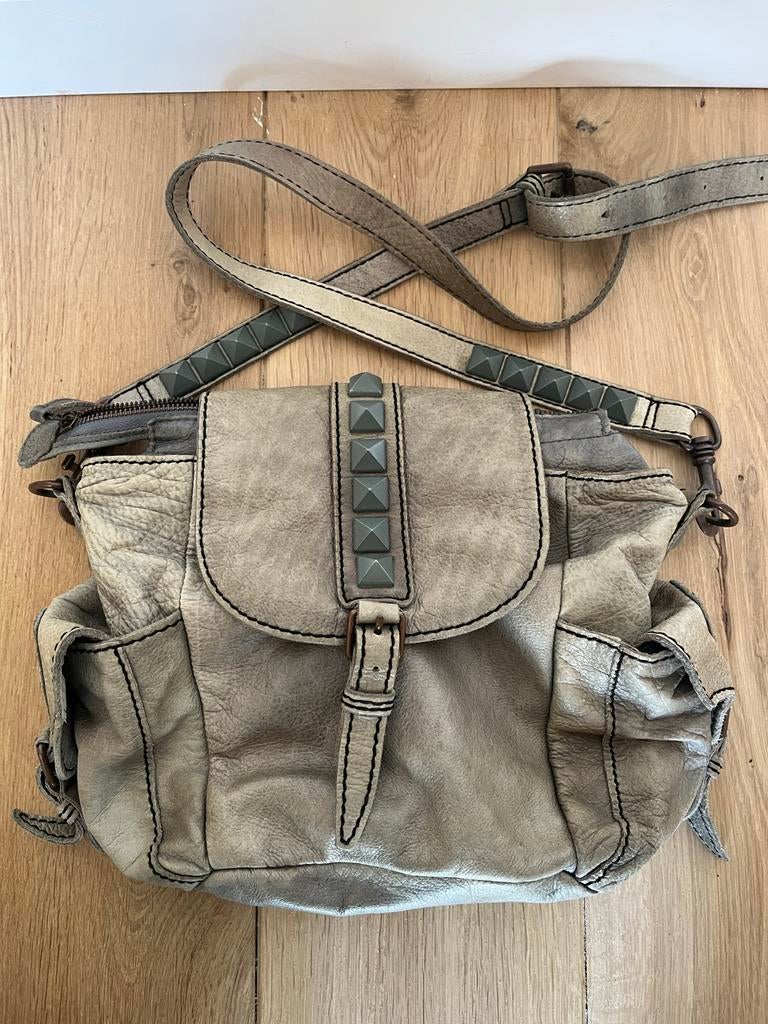 Liebeskind Berlin schoudertas met studs, Sieraden, Tassen en Uiterlijk, Tassen | Damestassen, Ophalen of Verzenden, Gebruikt, Grijs