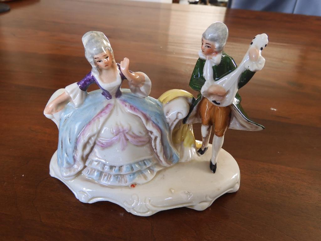 Porselein, beeld met dame en heer met een luit, Ophalen of Verzenden, Zo goed als nieuw, Porselein, Beeldje(s)