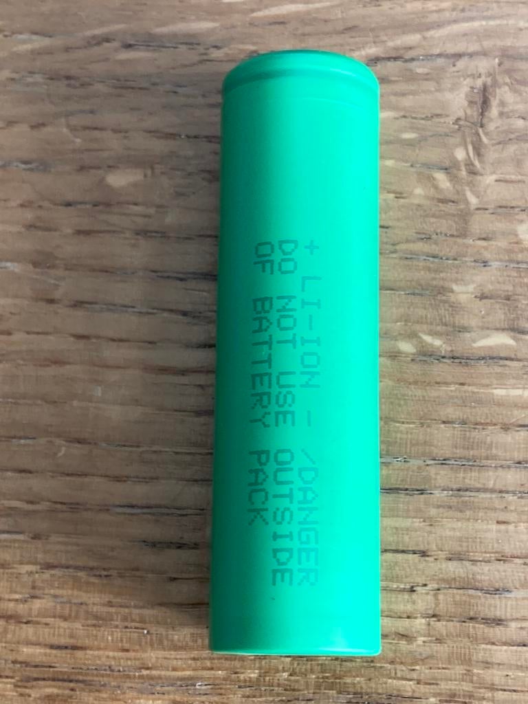 3,7 volt li ion oplaadbare batterij. Type 18650, Audio, Tv en Foto, Accu's en Batterijen, Ophalen of Verzenden, Zo goed als nieuw