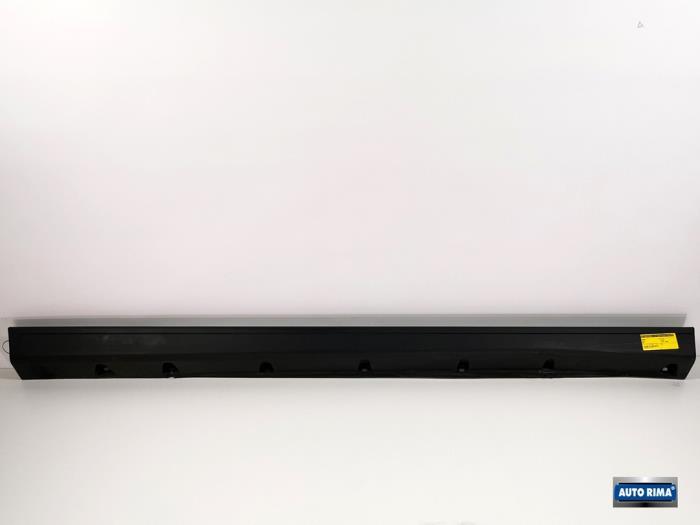 Dorpel links van een Volvo 850