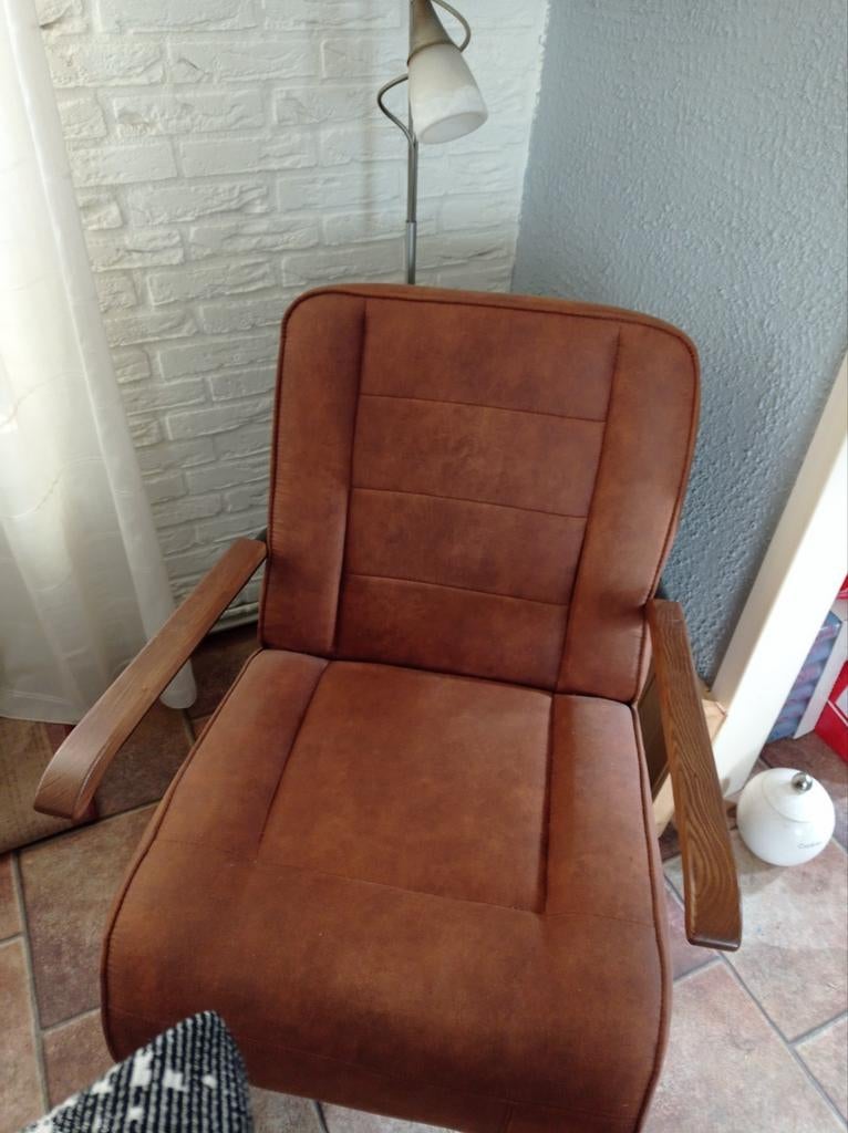 Cognackleurige Relaxstoel met Houten Armleuningen, Gebruikt, Klassiek, Comfortabel, 75 tot 100 cm, Ophalen of Verzenden