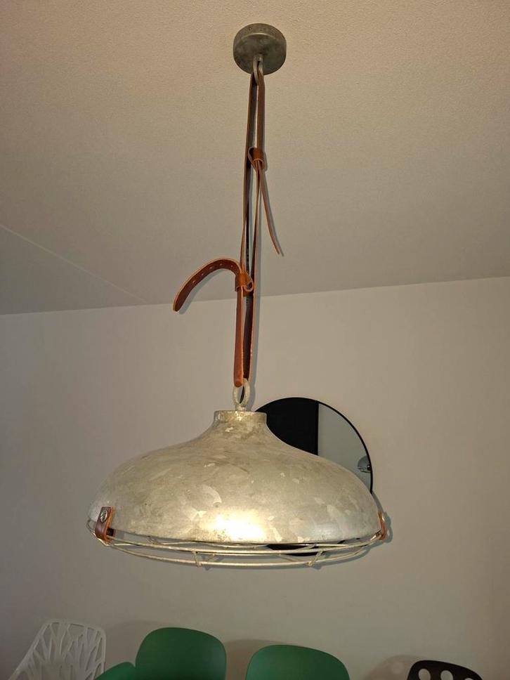 Zilveren Hanglamp met Cognac Kleurige Riem, Huis en Inrichting, Lampen | Hanglampen, Zo goed als nieuw, 50 tot 75 cm, Metaal, Overige materialen