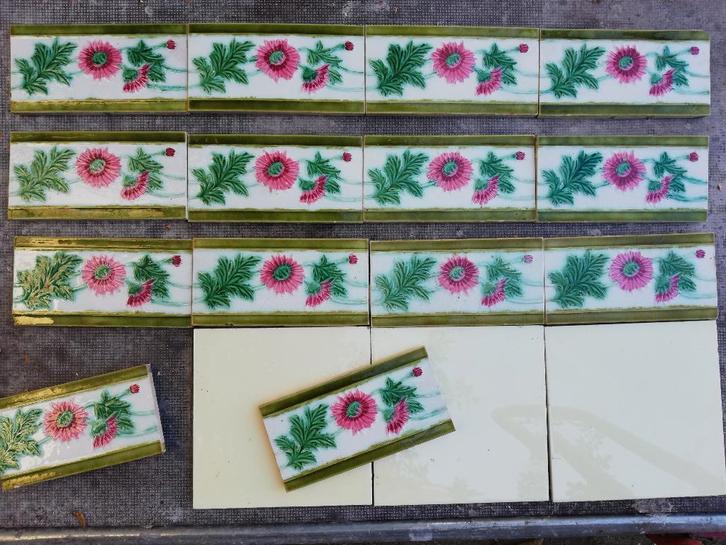 135 cm antieke wandtegels met roze rode bloemen in relief, Antiek en Kunst, Antiek | Wandborden en Tegels, Ophalen