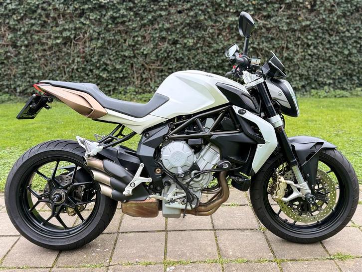 MV Agusta Brutale 675 Trepistoni 2015 veel opties, Motoren, Motoren | MV Agusta, Bedrijf, Naked bike, meer dan 35 kW, 3 cilinders
