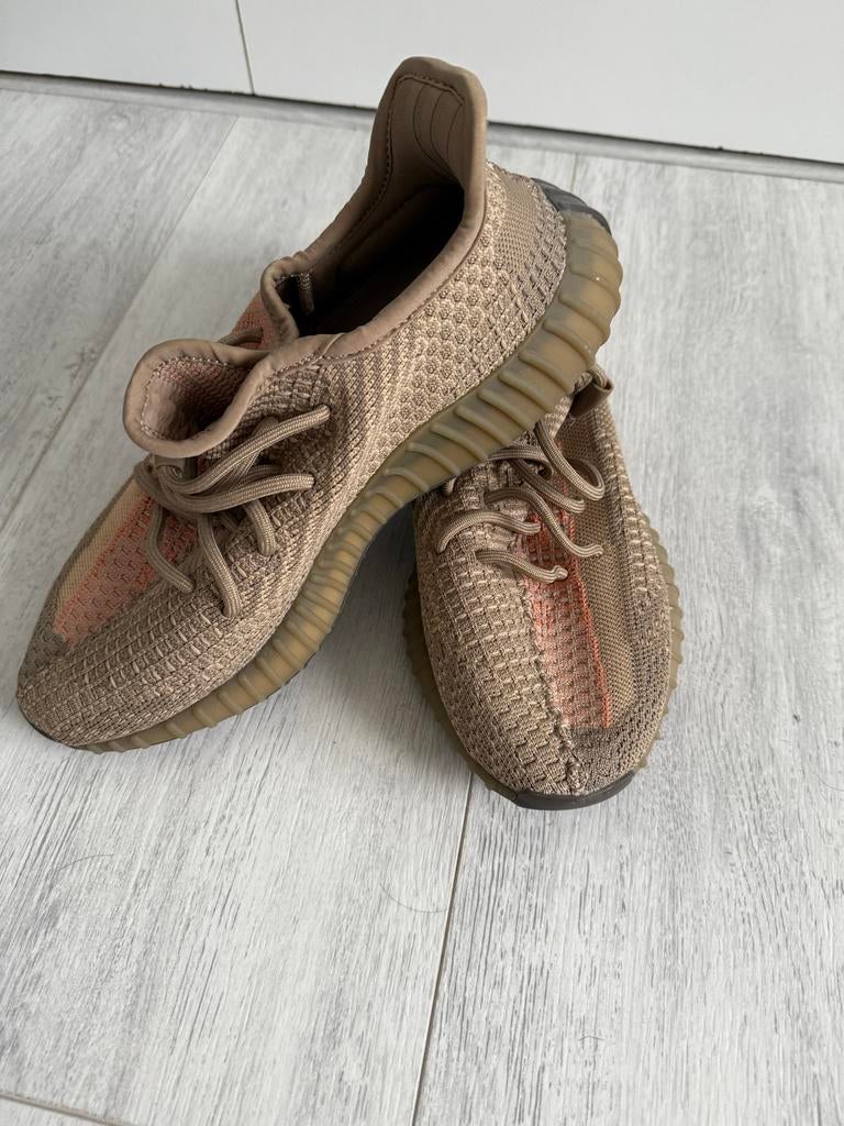 Adidas Yeezy Boost 350 V2 'Earth' Sneakers, Ophalen of Verzenden, Zo goed als nieuw, Bruin, Sneakers of Gympen