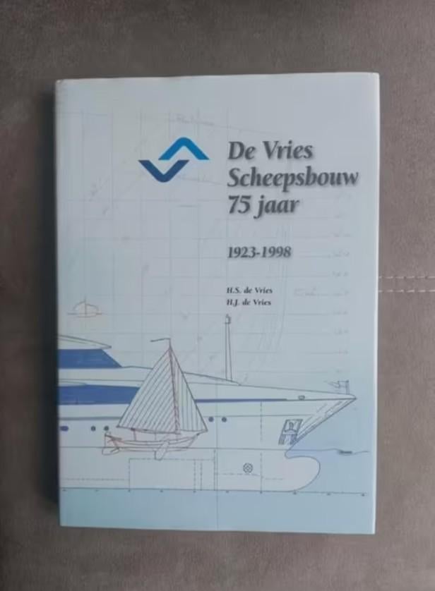 De Vries scheepsbouw 75 jaar 1923 - 1998 door H.S. de Vries, Ophalen of Verzenden, Zo goed als nieuw, Motorboot, Boek of Tijdschrift