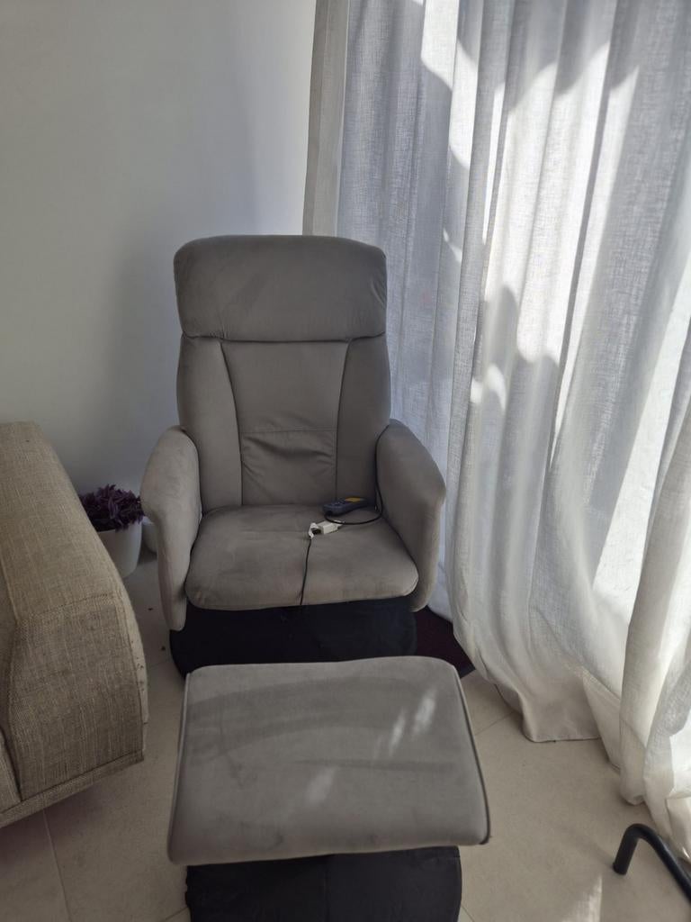 Comfortable armchair with leg stand. Very good condition, Huizen en Kamers, Kamers te huur