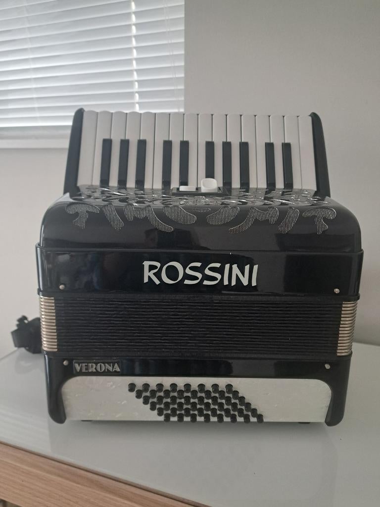 Rossini Verona 48-bas accordeon, zo goed als nieuw, 48-bas, Met koffer, Toetsaccordeon, Zo goed als nieuw