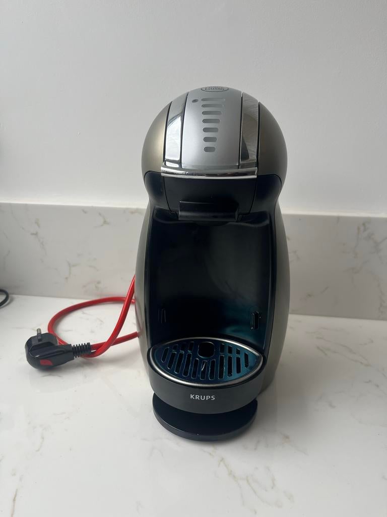 Krups NESCAFÉ Dolce Gusto Genio - Koffiecupmachine Titanium, Ophalen of Verzenden, Zo goed als nieuw, Koffiemachine, Koffiepads en cups