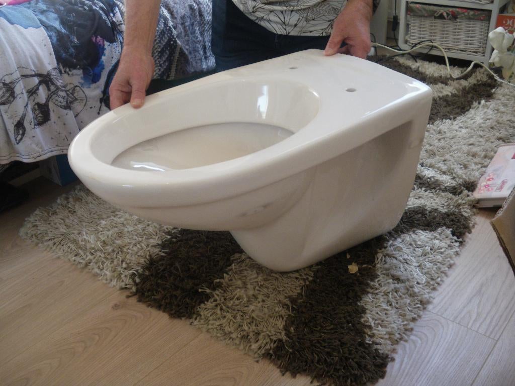 nieuw  hele mooie hangende wc pot kleur is pergamon, Ophalen, Nieuw, Beige