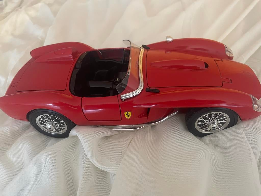Set van 2 Ferrari Testarossa modelauto's (rood en geel), Hobby en Vrije tijd, Modelauto's | 1:18, Zo goed als nieuw, Auto, Overige merken