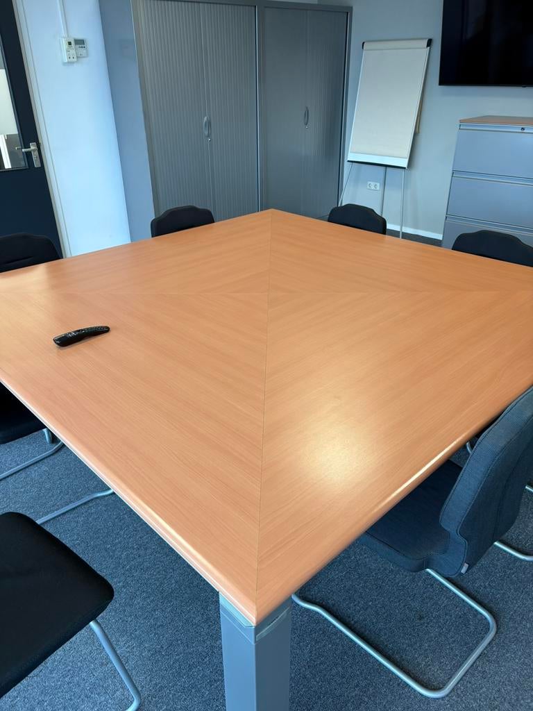 Nette spreekkamertafel. Afmeting 200x200cm grijs onderstel, Ophalen, Zo goed als nieuw