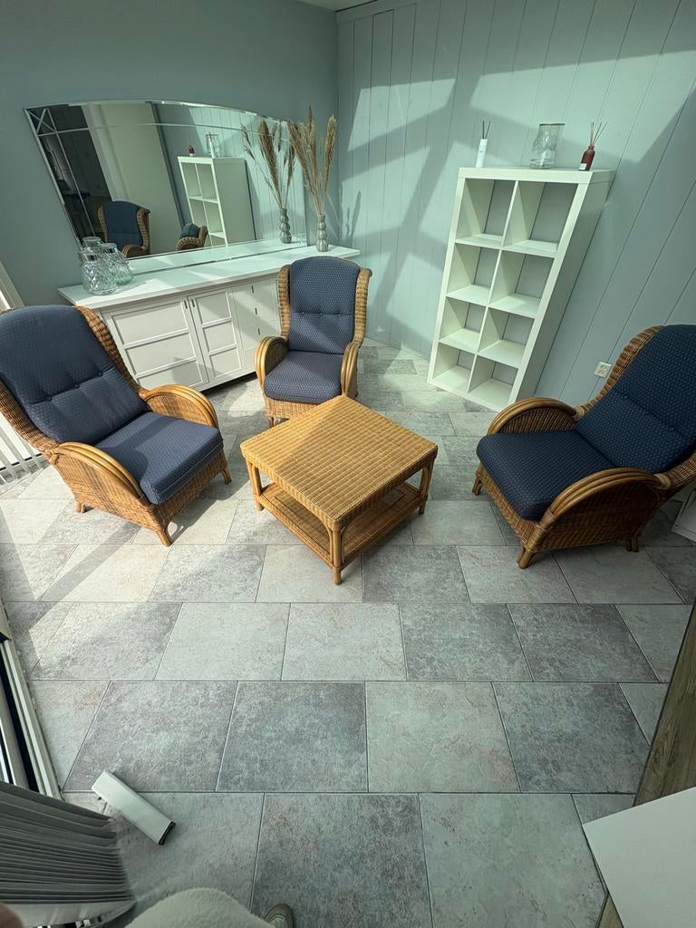 Rotan stoelen met blauwe kussens en rotan tafel, Ophalen, Gebruikt, Drie, Blauw