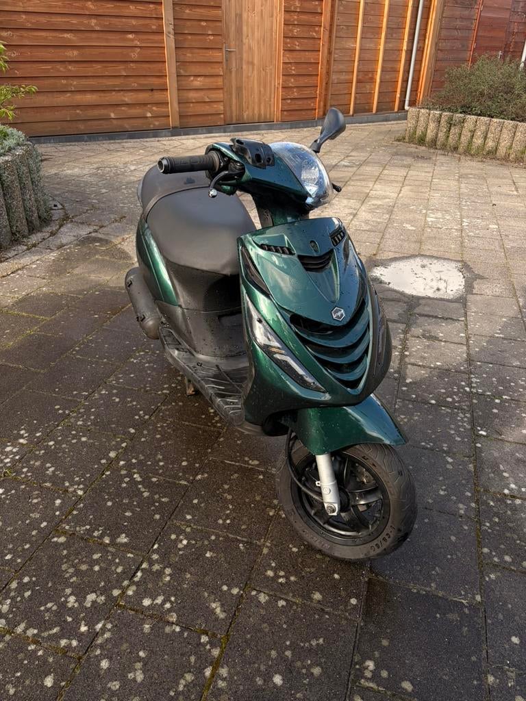 Piaggio zip injectie, Fietsen en Brommers, Snorfietsen en Snorscooters, Zo goed als nieuw, Benzine, Ophalen