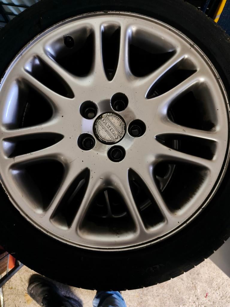 Volvo V70 17" velgen met zomerbanden - Goed profiel, Ophalen, Gebruikt, Banden en Velgen, 17 inch