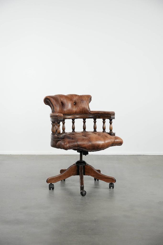 Cognac kleurige rundleren chesterfield bureaustoel, Huis en Inrichting, Bureaustoelen, Gebruikt, Bureaustoel, Bruin, Ophalen