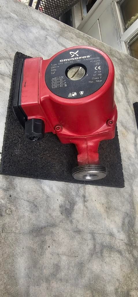 Nieuwe Grundfos  UPS 25-40 180 circulatiepomp., Doe-het-zelf en Verbouw, Verwarming en Radiatoren, Minder dan 30 cm, Overige typen