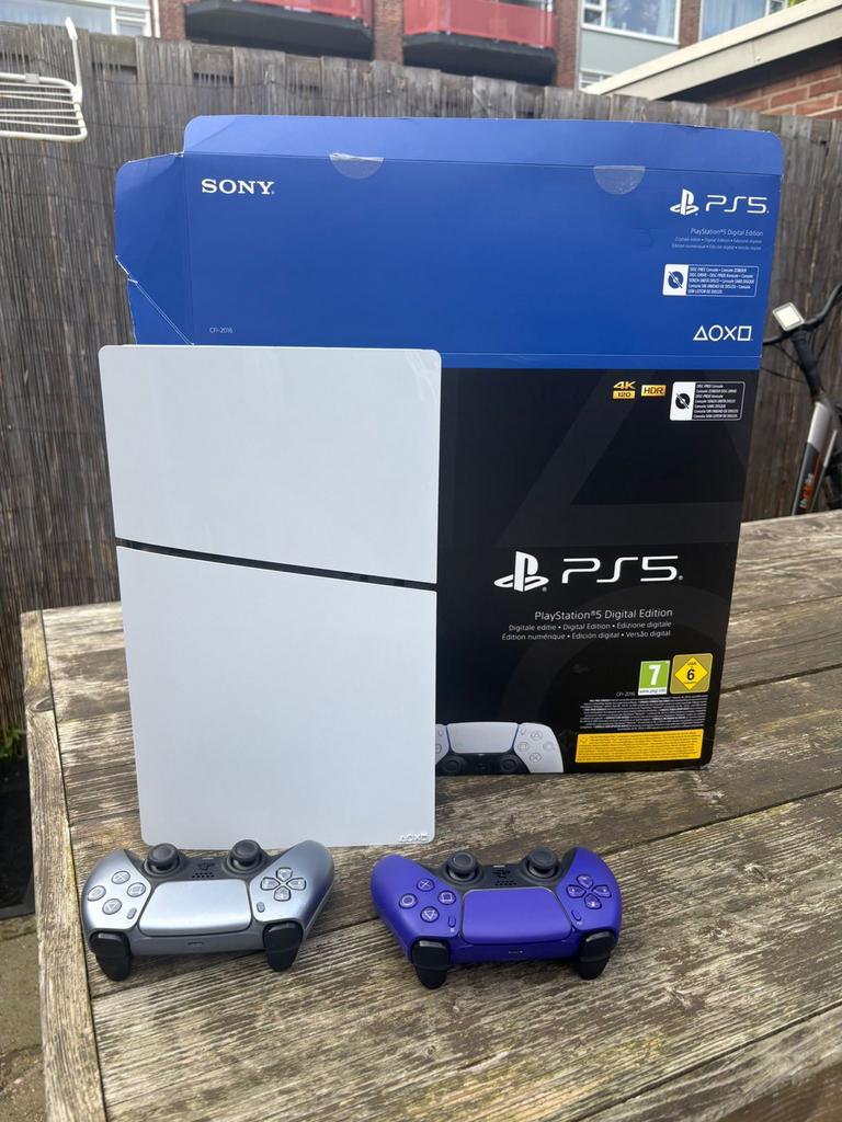 PlayStation 5 Digital Edition met 2 controllers, Ophalen of Verzenden, Gebruikt, Playstation 5 Digital