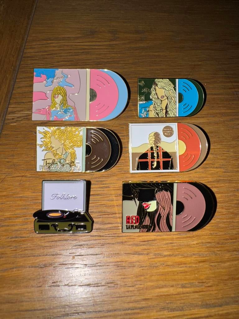 6 Taylor Swift pins albums platen, Ophalen of Verzenden, Nieuw, Speldje of Pin