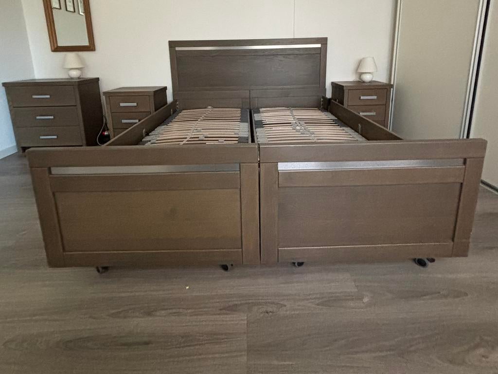 Complete slaapkamer eiken, electrische lattenbodems, Meysen, Ophalen, Zo goed als nieuw, Tweepersoons