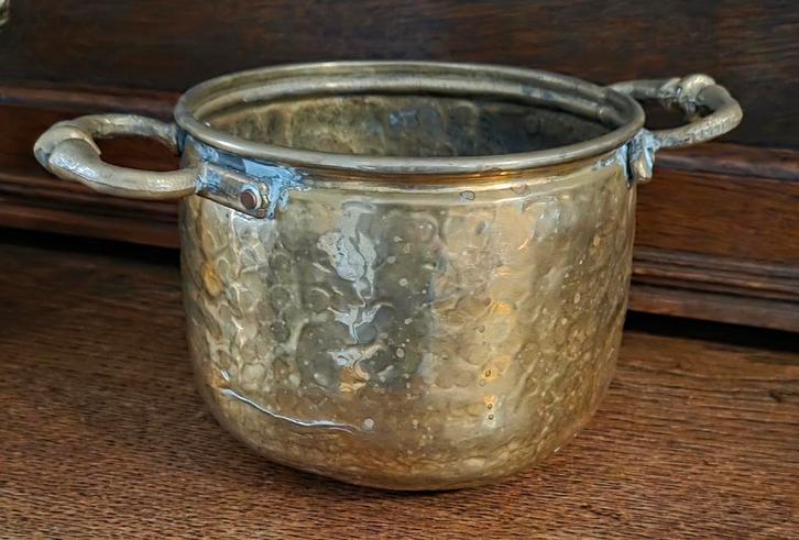 Antieke gehamerde koperen pot met handvatten, H 10 - 13 cm, Antiek en Kunst, Antiek | Koper en Brons, Koper, Ophalen of Verzenden