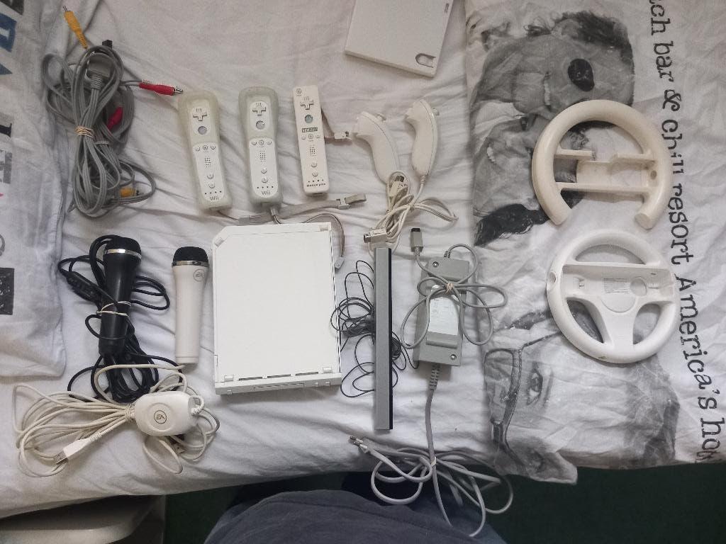 Nintendo Wii met 13 games., Spelcomputers en Games, Spelcomputers | Nintendo Wii, Ophalen of Verzenden, Gebruikt, Met 2 controllers