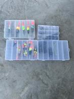 23 feederkorfjes en diverse dobbers in opbergdozen, Ophalen of Verzenden, Gebruikt, Dobber of Lood