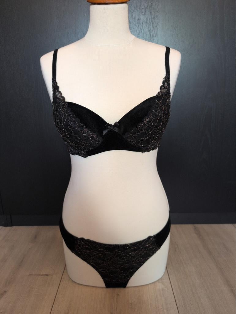 Hunkemöller bh en twee strings, zwart velvet met kant, Hunkemöller, Verzenden, Zwart, Setje
