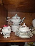 Wit servies met bloemen en gouden rand, Ophalen