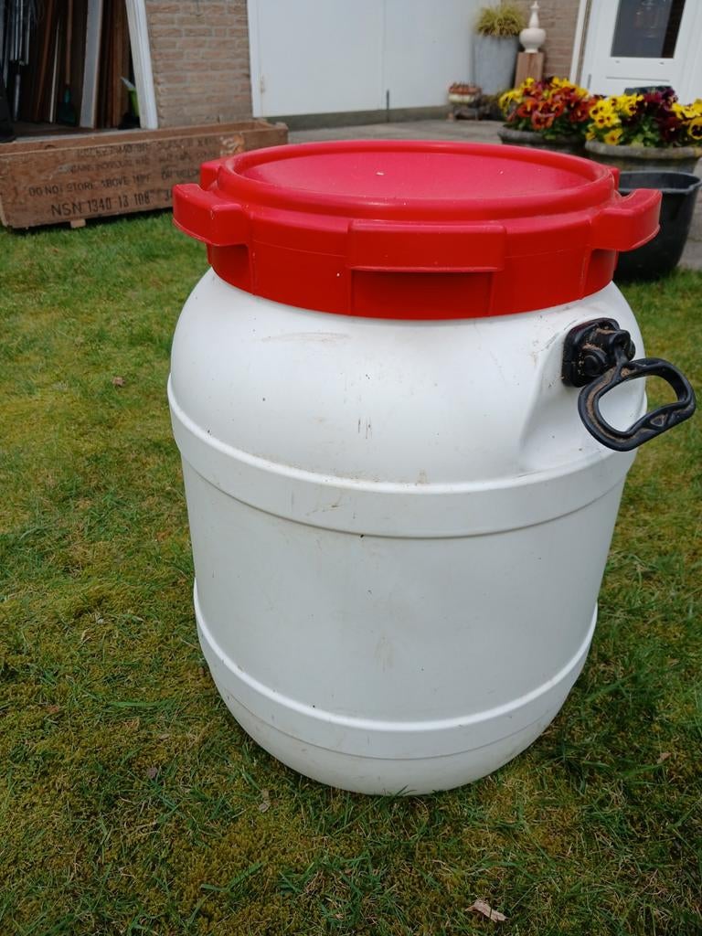 Kunststof afsluitbare ton met rode deksel, Huis en Inrichting, Woonaccessoires | Kisten, Ophalen