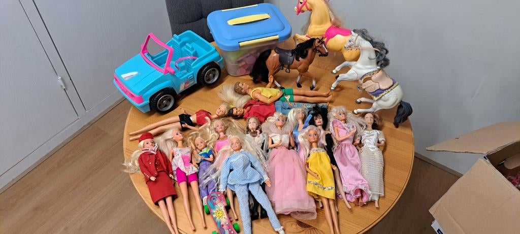 Grote set Barbie poppen, paarden en auto, Ophalen