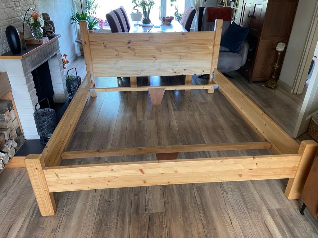 Grenen houten ledikant.Eigenbouw.210x180 cm., Huis en Inrichting, Slaapkamer | Bedden, Overige kleuren, 210 cm, Tweepersoons, Ophalen of Verzenden