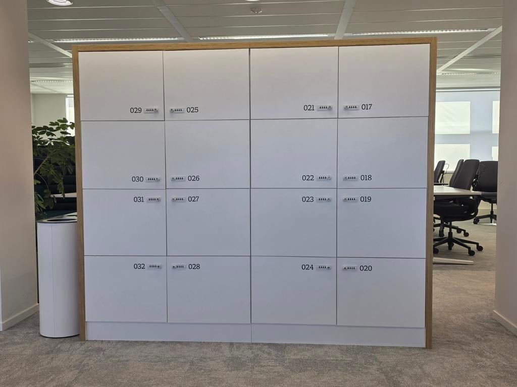 Meubelmaker gemaakte Witte lockerkast met houtlook zijkanten, Ophalen