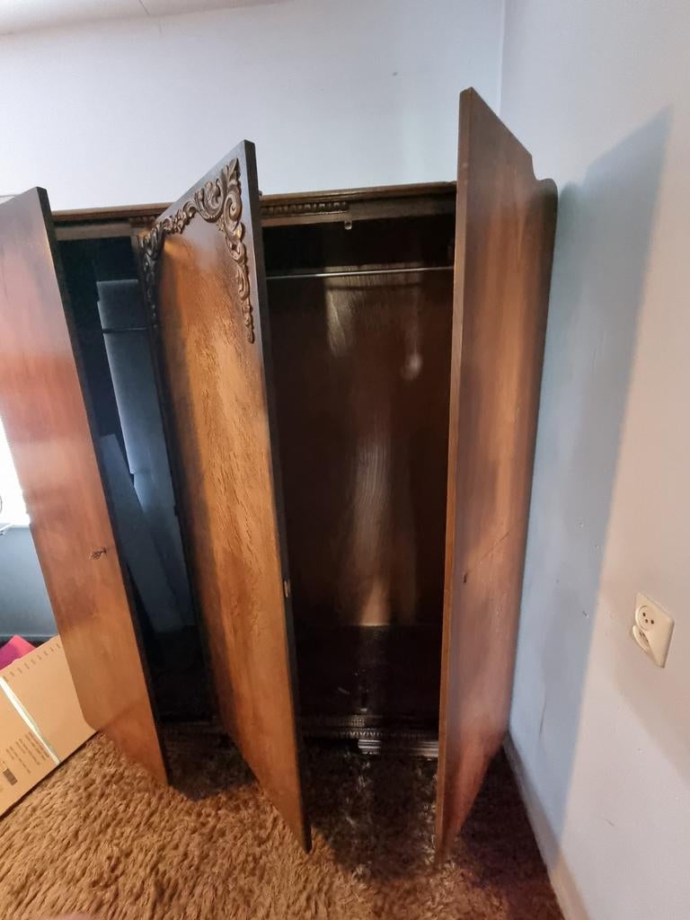 Houten kledingkast met houtsnijwerk, Antiek en Kunst, Ophalen