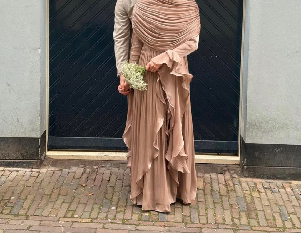 Taupe modest lange galajurk plissé bruiloft/verloving/feest, Galajurk, Beige, Ophalen of Verzenden, Zo goed als nieuw