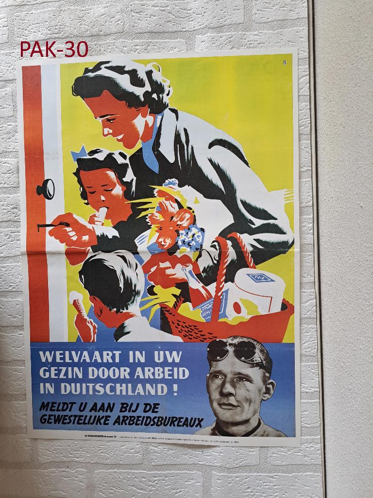 Pak-30 Welvaart in uw gezin (42x58cm) + 4 kranten, Verzamelen, Militaria | Tweede Wereldoorlog, Overige soorten, Boek of Tijdschrift