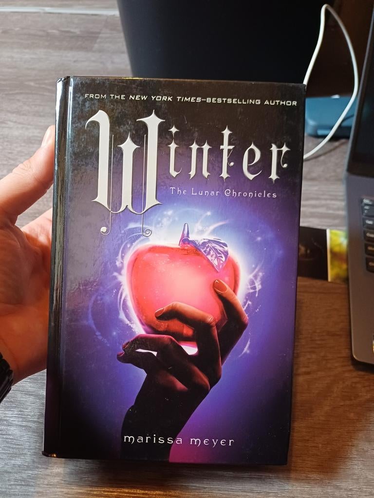 Winter, Lunar Chronicles 4, Boeken, Fantasy, Gelezen, Ophalen of Verzenden