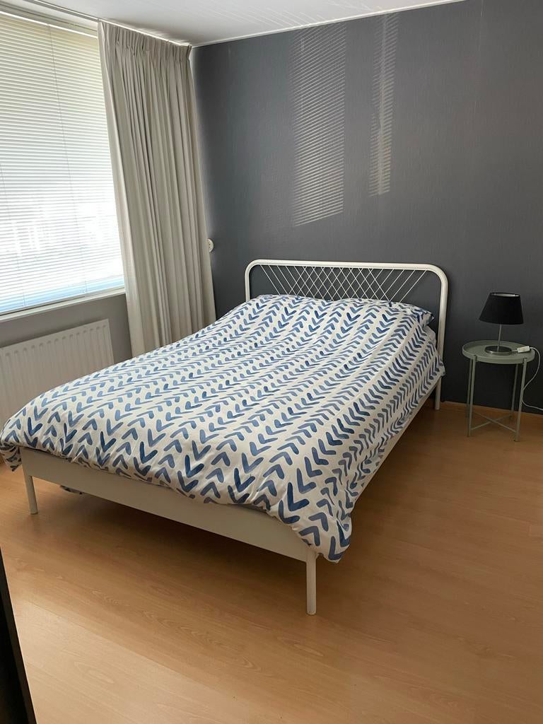 Tweepersoons ledikant 140x200 met lattenbodems, matras en to, Huis en Inrichting, Slaapkamer | Bedden, Wit, Tweepersoons, Zo goed als nieuw