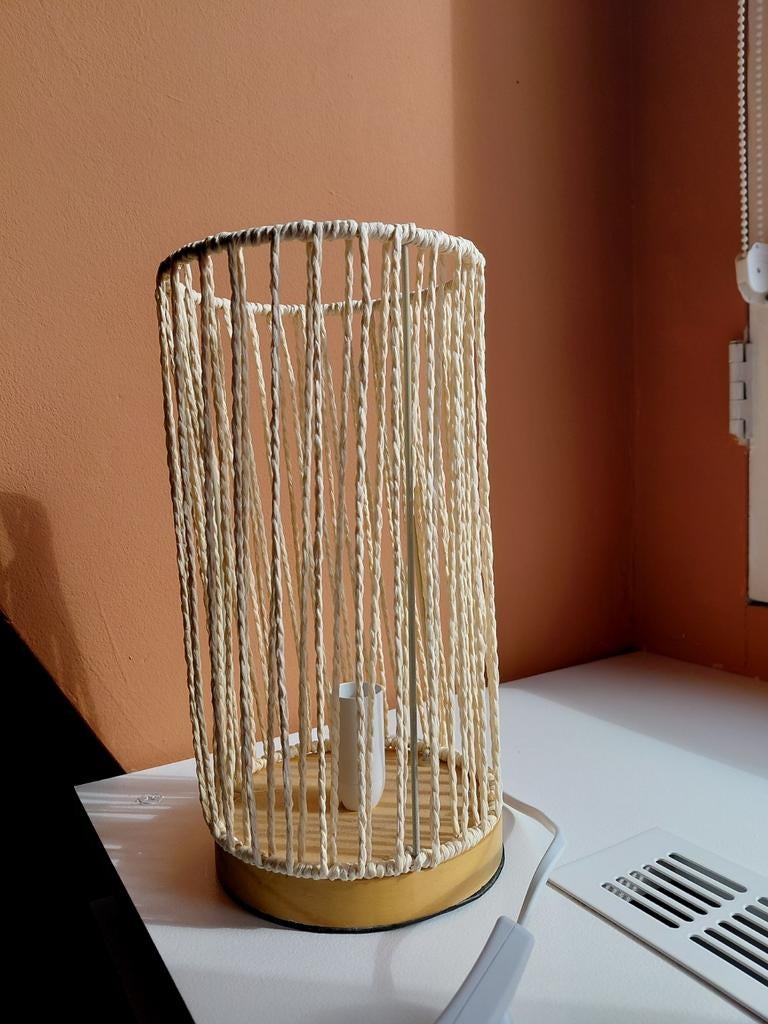 Sfeervolle tafellamp met rotan look, Huis en Inrichting, Lampen | Tafellampen, Ophalen, Bohemian, Scandinavisch, Zo goed als nieuw