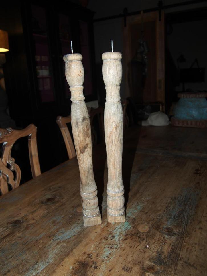 2 Smalle  Houten Kandelaren, Huis en Inrichting, Woonaccessoires | Kandelaars en Kaarsen, Gebruikt, Kandelaar, 50 tot 75 cm, Hout