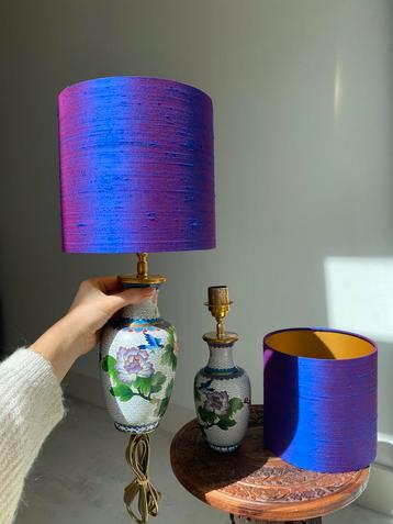 Cloisonné vaas-lampen (nachtlampjes) met ruw zijden kap 