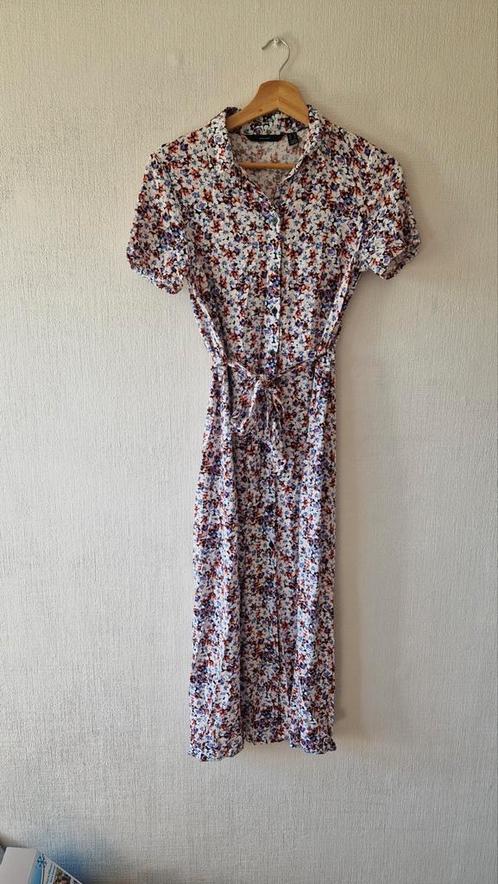 Vero Moda wikkeljurk met bloemetjes patroon met ceintuur, Kleding | Dames, Jurken, Zo goed als nieuw, Maat 34 (XS) of kleiner