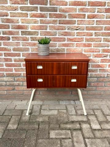 Gaaf vintage ladekastje beschikbaar voor biedingen