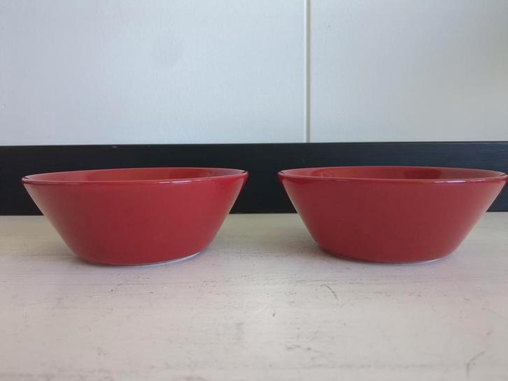 2 iittala Teema rode kommen, Huis en Inrichting, Keuken | Servies, Gebruikt, Kom(men), Effen, Keramiek, Ophalen of Verzenden