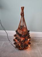 Decoratie dennenappels en lampjes, Tuin en Terras, Tuinbeelden, Ophalen of Verzenden, Hout, Overige typen